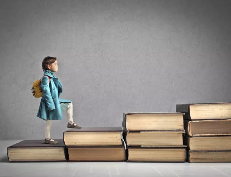 Dziewczynka idąca po książkach